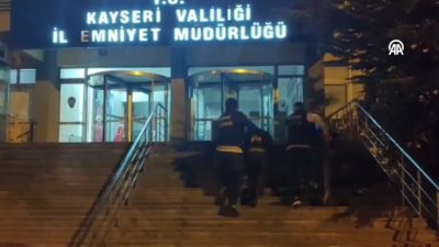 Kayseri’de düzenlenen uyuşturucu operasyonunda 3 zanlı gözaltına alındı. İl Emniyet