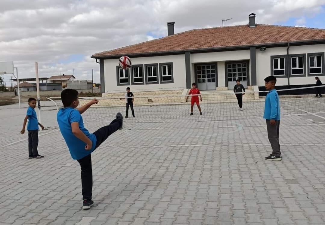 Eskil’de okullarda ayak tenisi oyunları başladı