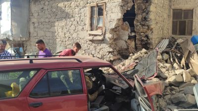 Konya'nın Beyşehir ilçesinde kerpiç eve çarpan otomobilin sürücüsü hayatını kaybetti.