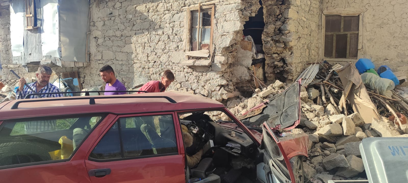 Konya'nın Beyşehir ilçesinde kerpiç eve çarpan otomobilin sürücüsü hayatını kaybetti.