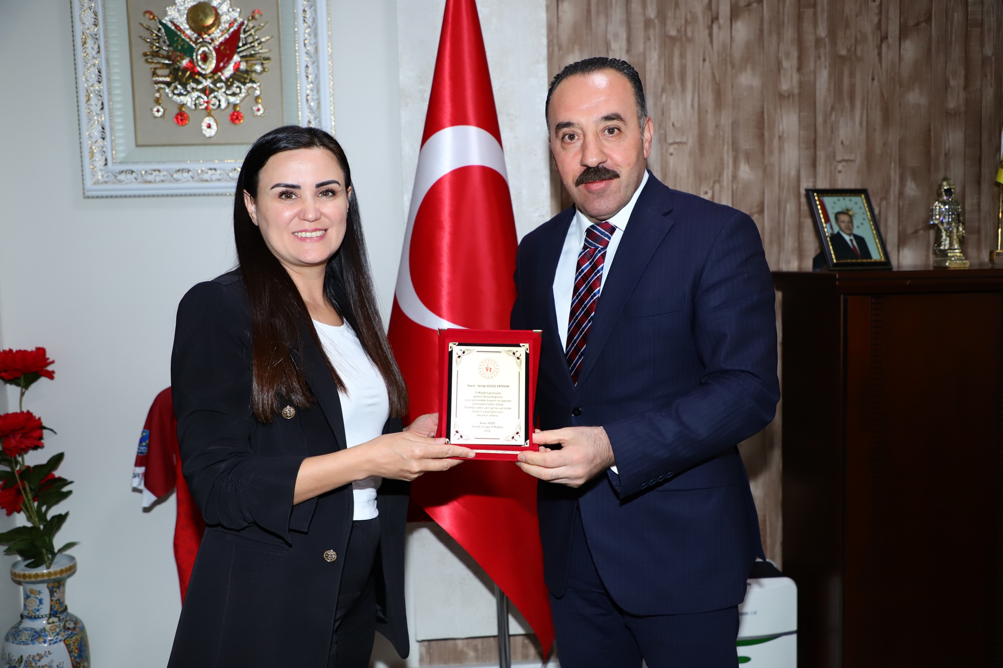 Aksaray Gençlik ve Spor’da anlamlı veda: Tayini çıkan müdüre plaket töreni!