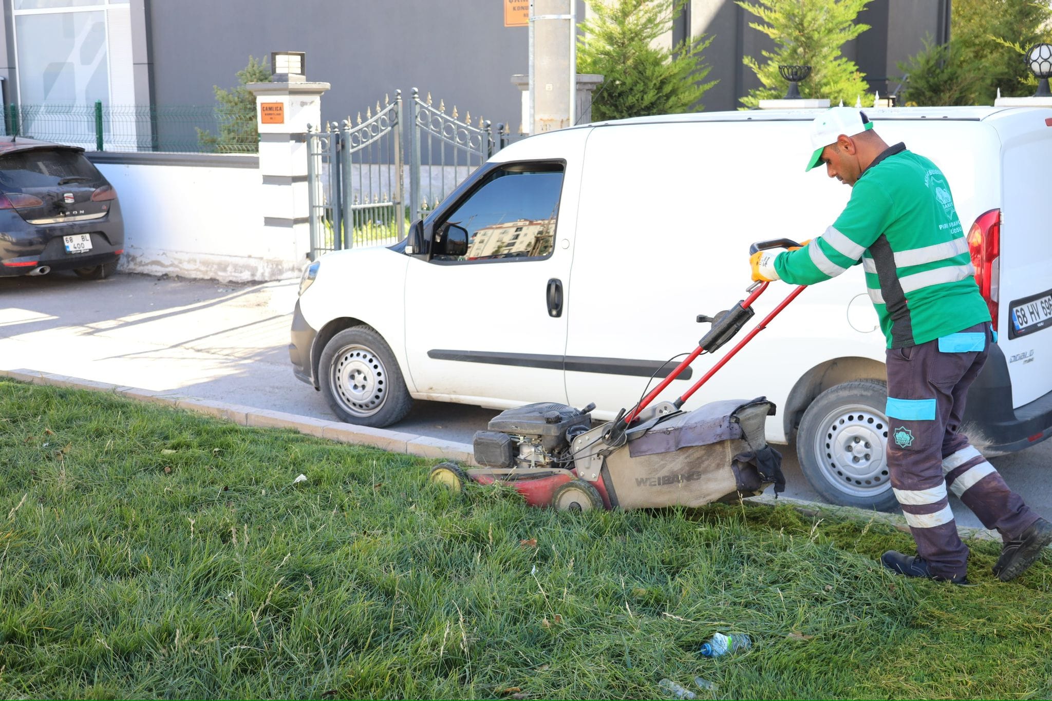 Belediye ekipleri parklarda düzenleme çalışması yaptı