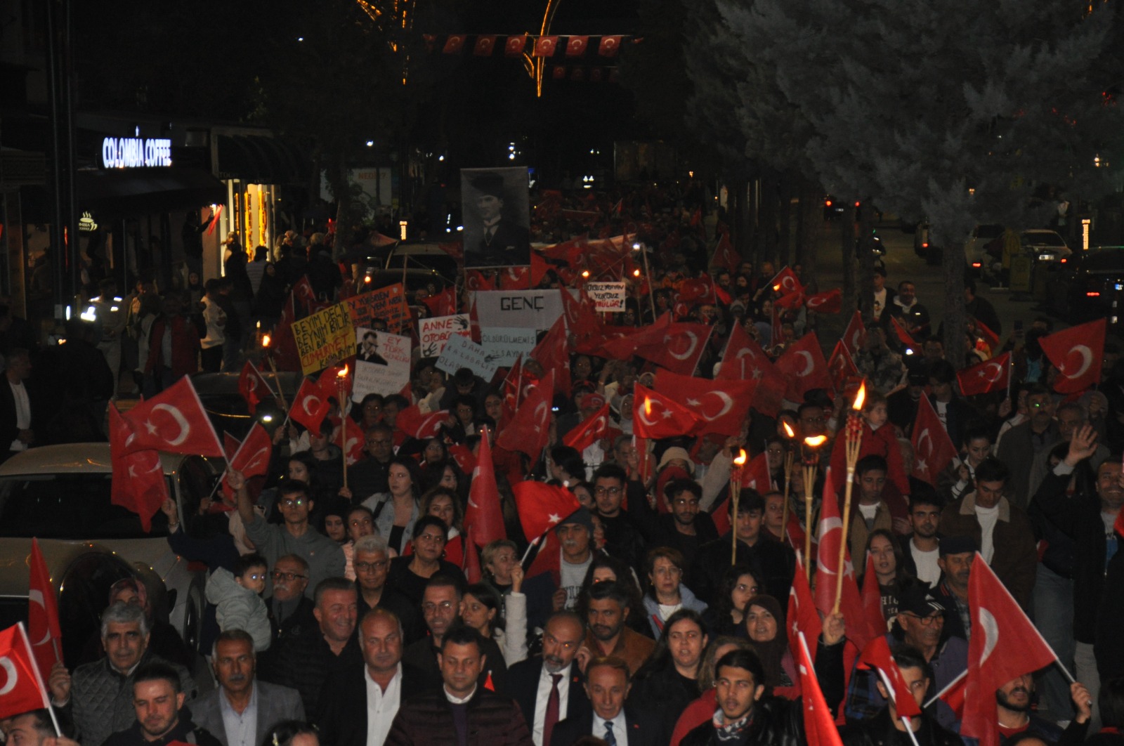 Binlerce kişi Cumhuriyet için yürüdü