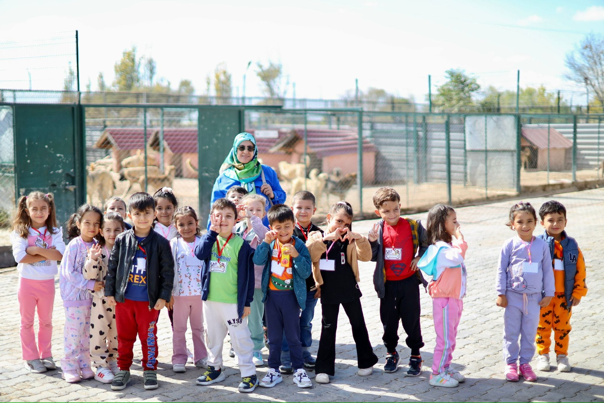 Aksaray’da sıcak buluşma; Minik öğrenciler sokak hayvanları ile yakından ilgilendi