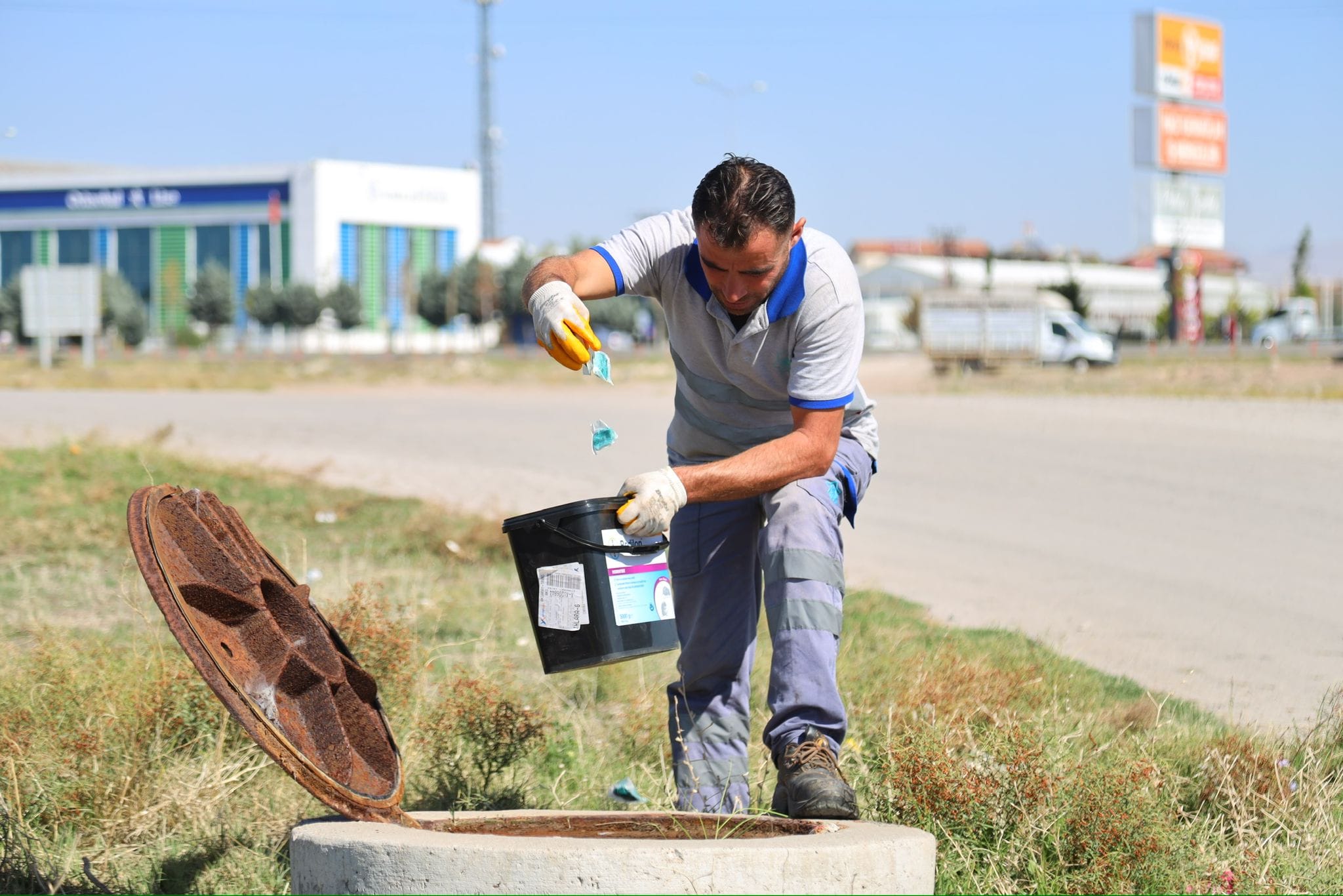 Aksaray’da haşerelerle mücadele sürüyor