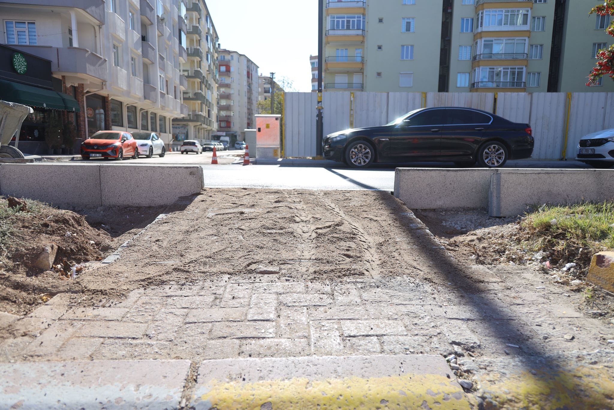 Aksaray’da Ebulfeyz Elçibey Caddesi’nde yaya geçitleri yenilendi