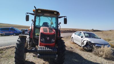 Sivas'ın Şarkışla ilçesinde otomobil ile traktörün çarpıştığı kazada 2 kişi