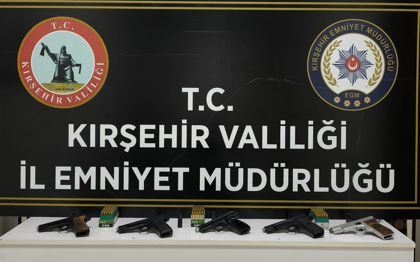 Kırşehir'de yasa dışı silah ticareti operasyonunda piyasa sürülmek istenen 5