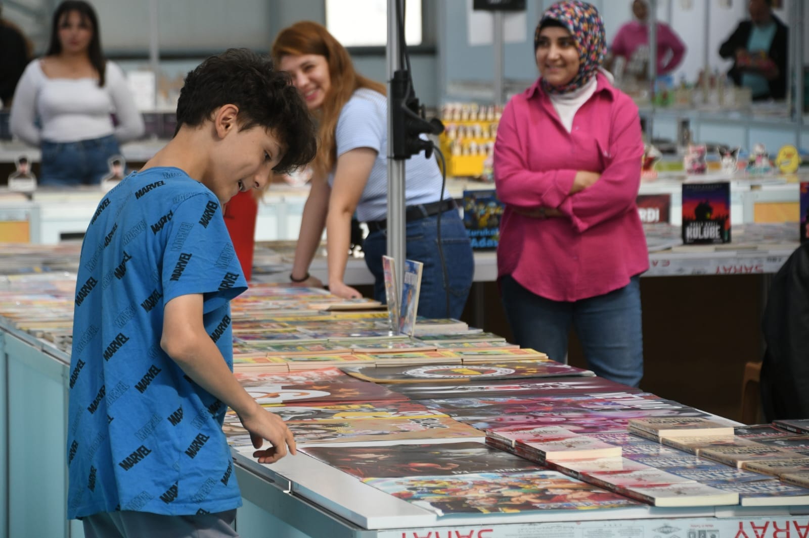 Kitap fuarı yoğun ilgi görmeye devam ediyor