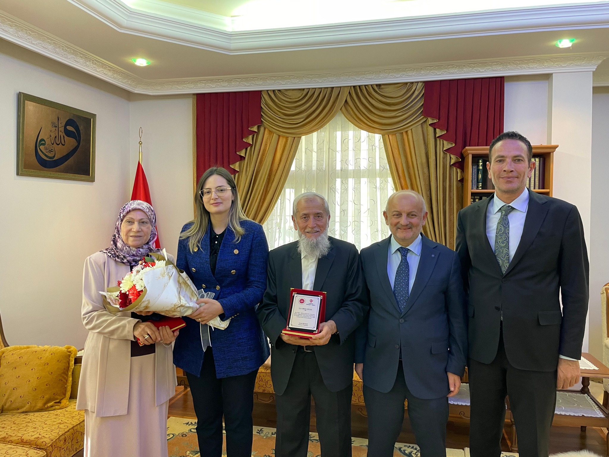 Hayırsever Ömer-Şükriye Keleş çiftine plaket takdimi