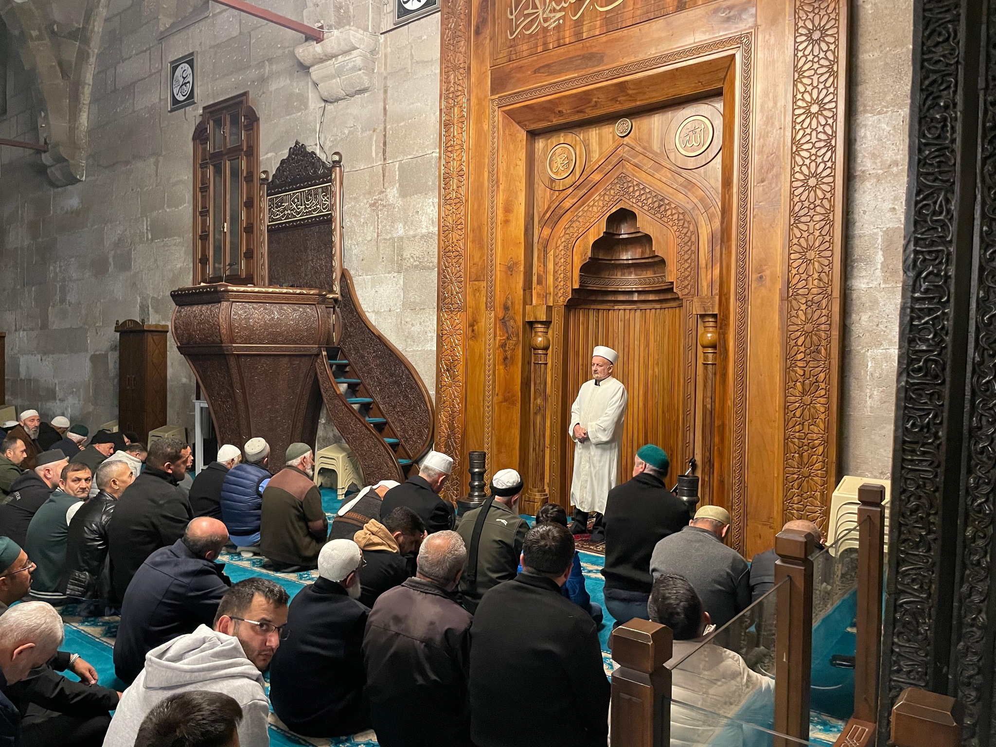 Aksaray’da sabah namazında şaşırtan görüntü: Camiye sığmadı!