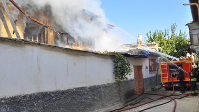 Konya'nın Akşehir ilçesinde çıkan yangında iki ev kullanılamaz hale geldi.