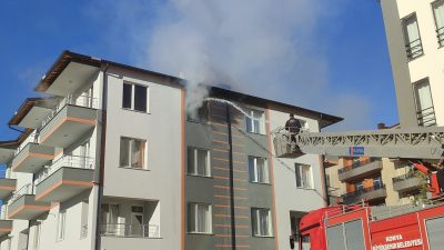 Konya'nın Seydişehir ilçesinde, bir evde çıkan yangın nedeniyle mahsur kalan