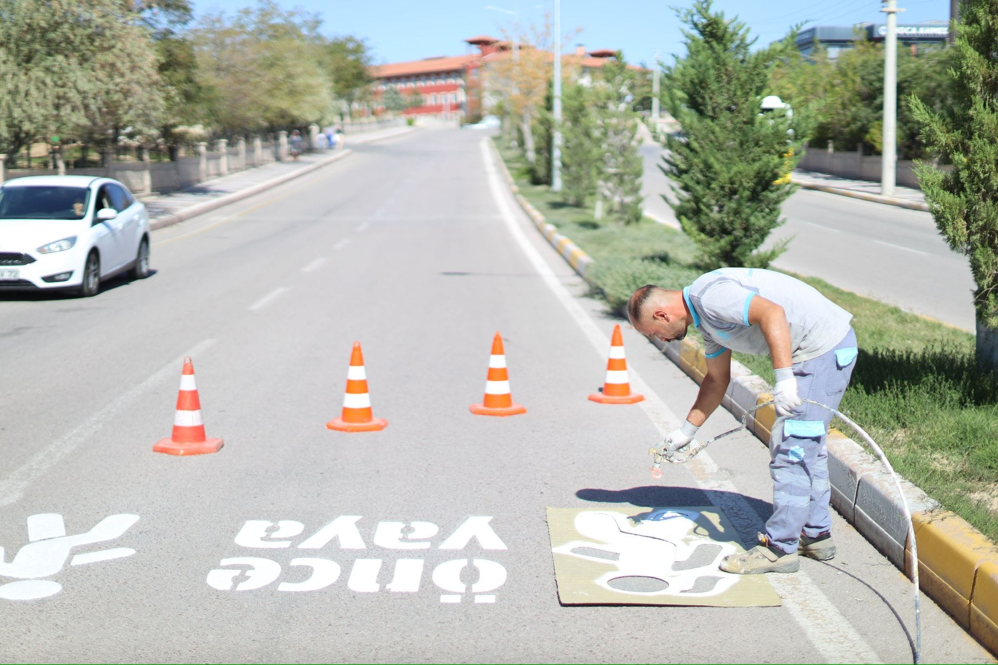 Aksaray Belediyesi, yaya güvenliği için Cumhuriyet ve Yunus Emre mahallelerinde