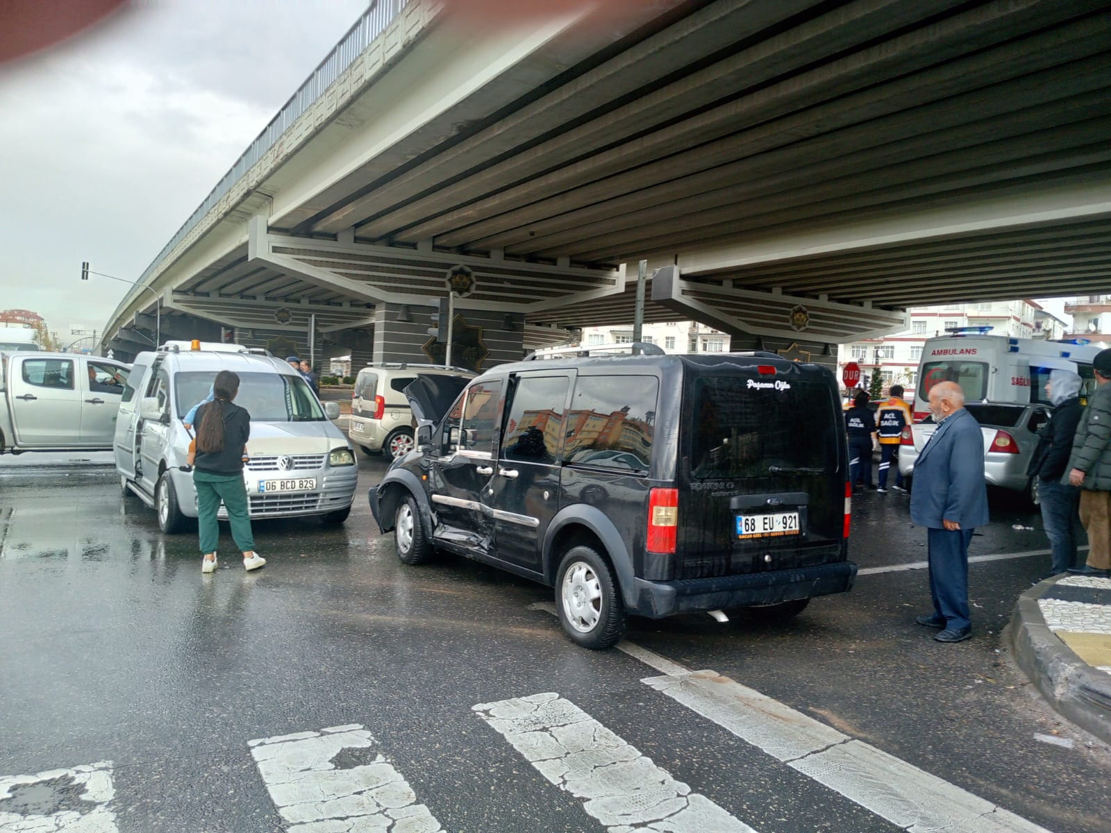 Aksaray’da zincirleme kaza: 4 araç birbirine girdi!