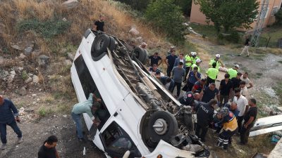 Sivas'ın Akıncılar ilçesinde otomobilin devrilmesi sonucu yaralanan sürücü tedavi altına