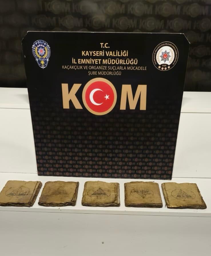 1800 yıllık el yazması 5 kitap ele geçirildi