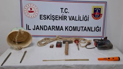 Eskişehir’in Mihalgazi ilçesinde izinsiz kazı yaptıkları iddiasıyla 2 şüpheli gözaltına