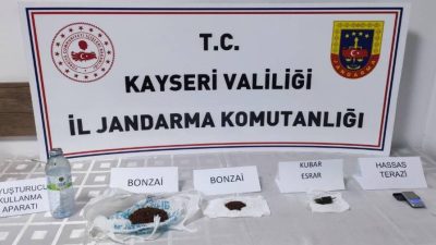 Kayseri’de jandarma ekiplerinin düzenlediği uyuşturucu operasyonunda, 2’si firari hükümlü 3