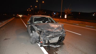 Sivas'ın Gemerek ilçesinde iki otomobilin çarpması sonucu 6 kişi yaralandı.