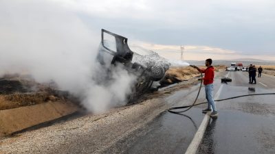 Kırıkkale'de tekerleği fırlayan ve sürtünmenin etkisiyle alev alan kamyon yol