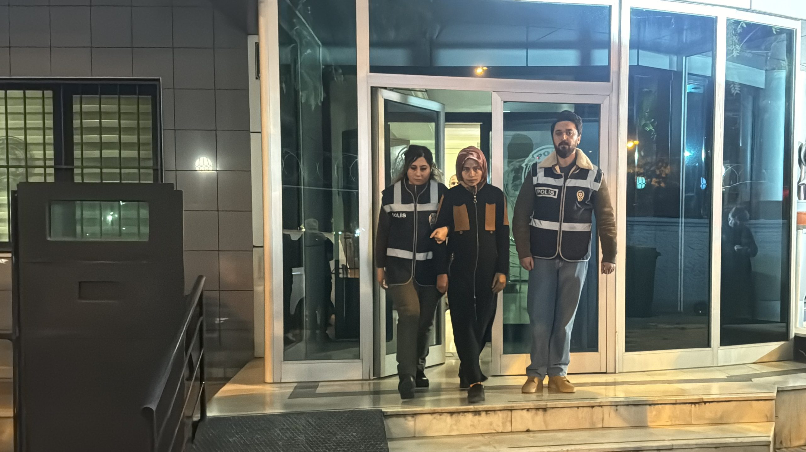 Konya'nın Meram ilçesinde çöp konteynerinde bulunan yeni doğmuş kız bebeğin