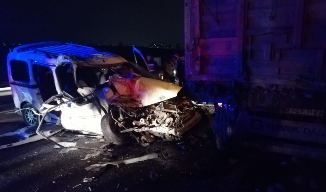 Ankara'nın Polatlı ilçesinde hafif ticari aracın park halindeki kamyona çarpması