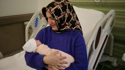 Aksaray'da 29 haftalıkken 900 gram doğan Ayşe bebek, Kayseri'de yoğun
