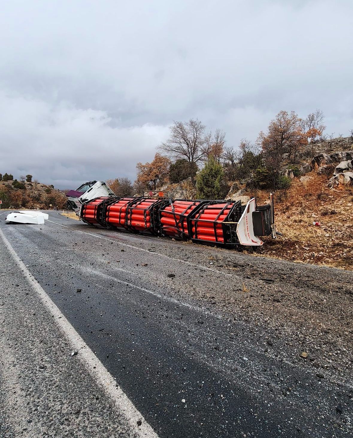 Doğal gaz yüklü tanker devrildi