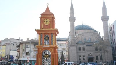 Aksaray Belediyesi, 15 Temmuz Milli İrade Meydanı’ndaki saat kulesini boyayarak