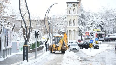 Aksaray Belediye Başkanı Evren Dinçer, şehirde etkili olan kar yağışıyla