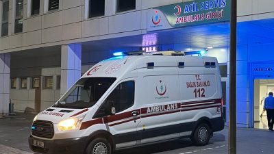 Aksaray’da parkta bıçaklı saldırıda iki kişi bıçaklandı.