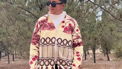 Bir genç, moda dünyasında sıradışı bir adım atarak evindeki 50