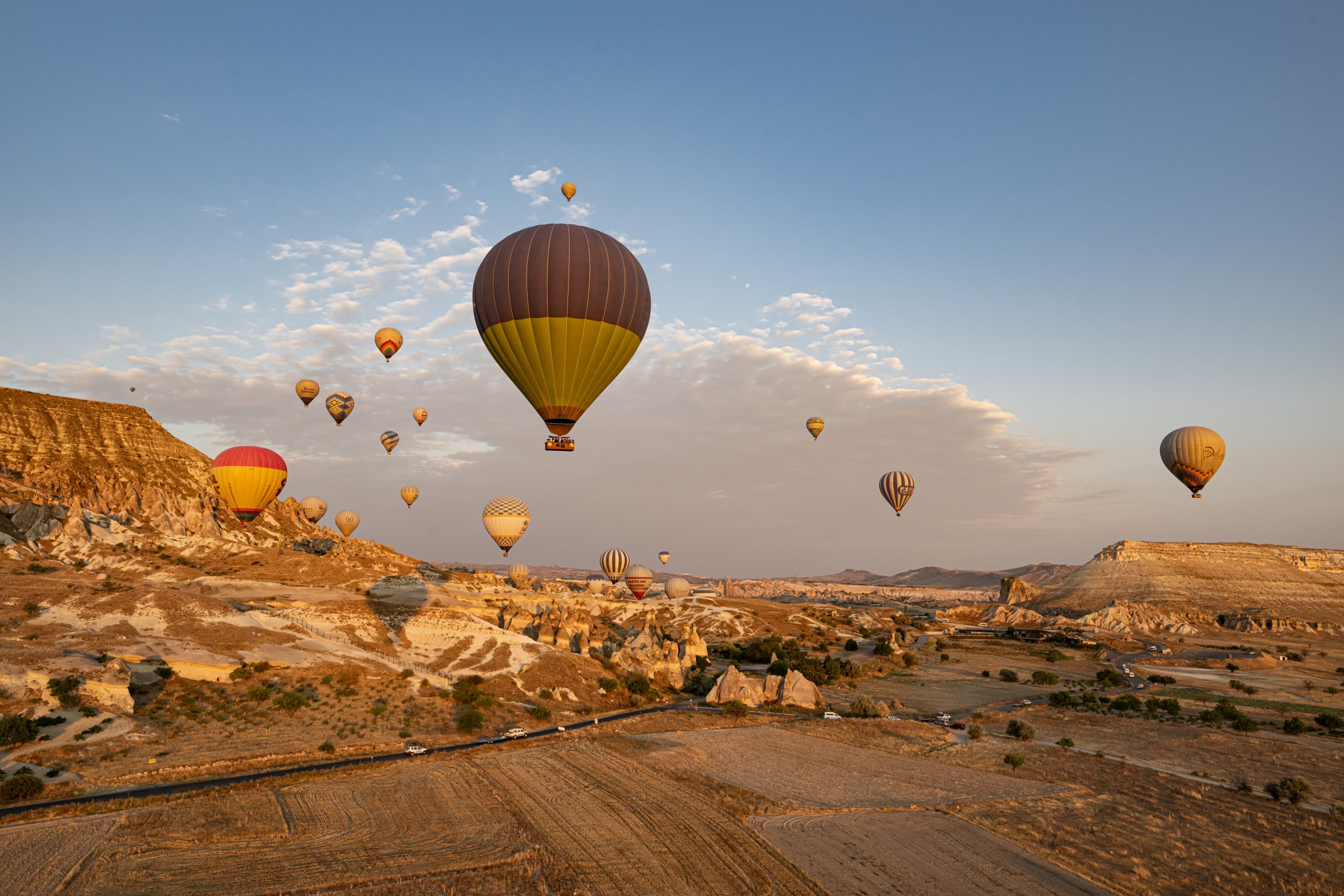 Kapadokya’nın balon pilotları uçuş güvenliği için gökyüzünde orkestra uyumuyla hareket ediyor