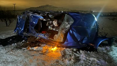 Nevşehir'de tarlaya devrilen otomobilin sürücüsü yaralandı.