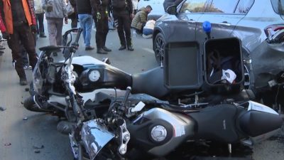 Ankara'nın Çankaya ilçesinde polisten kaçarken otomobile çarpan motosikletteki sürücü yaralandı.
