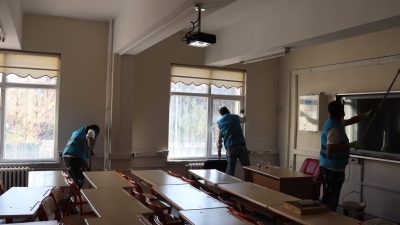 Kayseri’de ara tatilde bir lise binasının boya işini yükümlüler gerçekleştirdi.