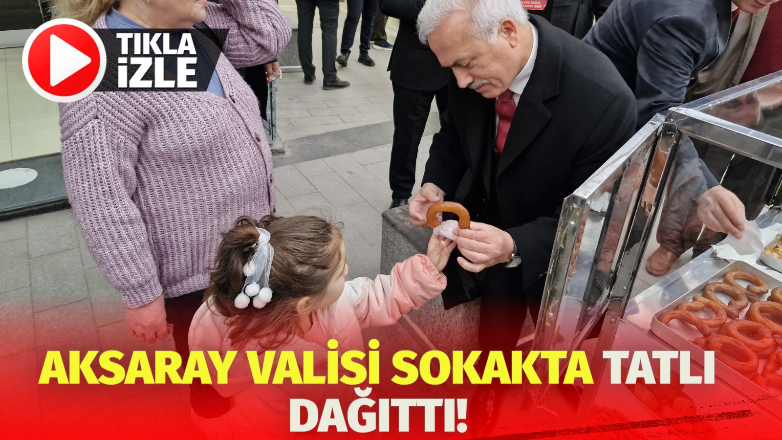 Aksaray Valisi sokakta tatlı dağıttı!