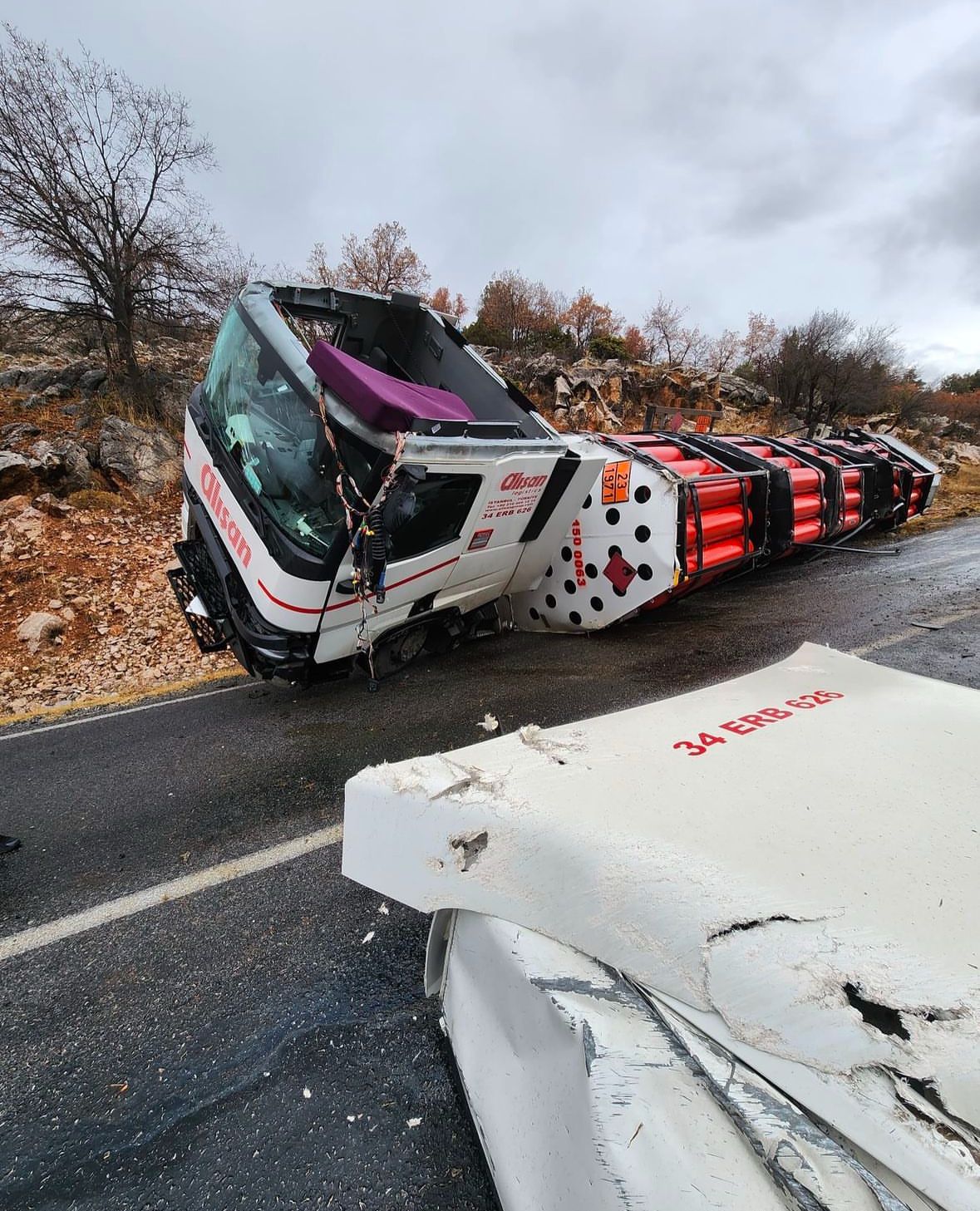 Doğal gaz yüklü tanker devrildi