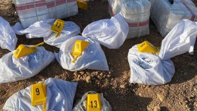 Konya'nın Derbent ilçesinde, yol kenarındaki çuvallarda bulunan silah parçalarına el