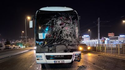 Kayseri'nin Kocasinan ilçesinde yolcu otobüsü, tır ve otomobilin çarpışması sonucu