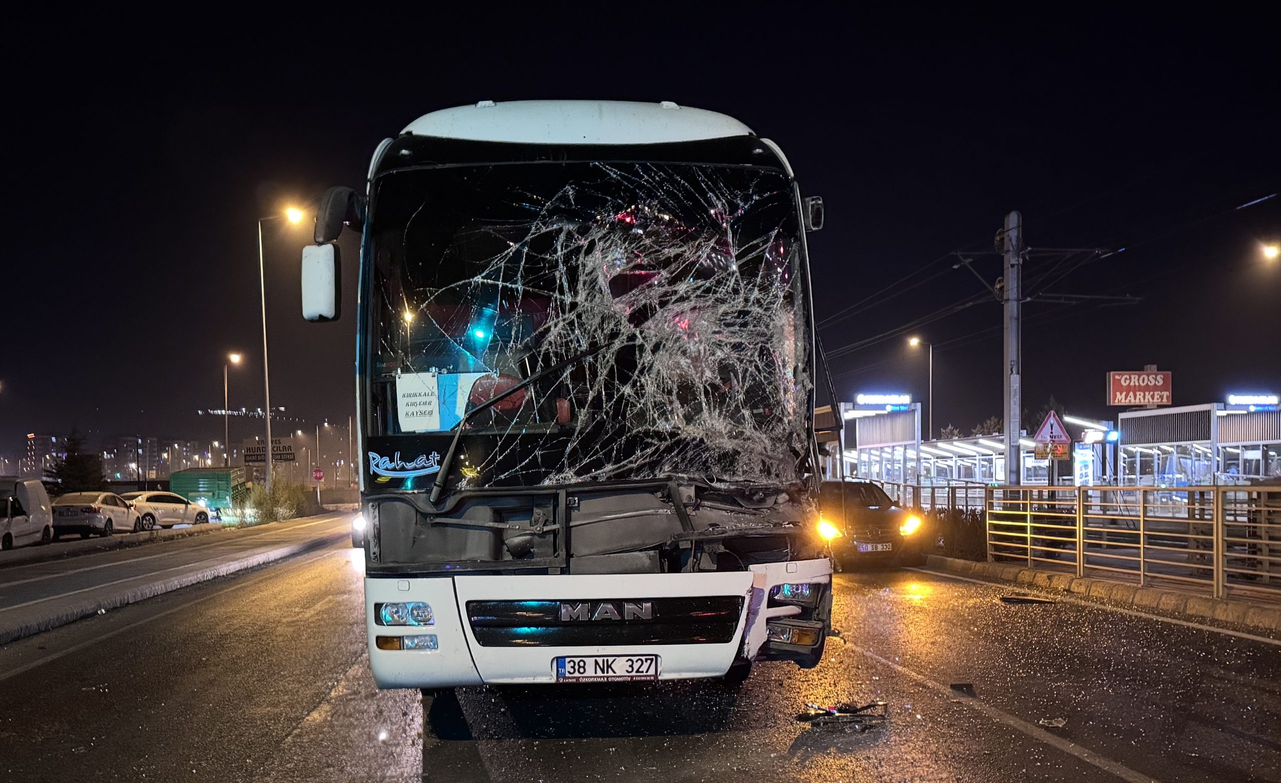 Yolcu otobüsü, tır ve otomobilin çarpıştığı kazada 2 kişi yaralandı