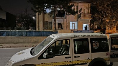 Kayseri'de iki katlı apartmanın merdivenlerinden düşen kişi kaldırıldığı hastanede yaşamını