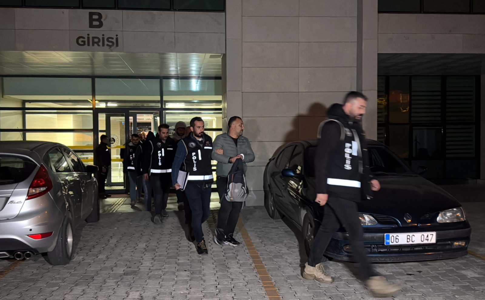 Kırıkkale'de usulsüz sağlık raporu düzenledikleri iddiasıyla gözaltına alınan 18 zanlıdan