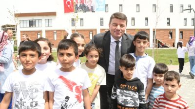 Aksaray Belediye Başkanı Dr. Evren Dinçer tüm öğrencilere keyifli bir