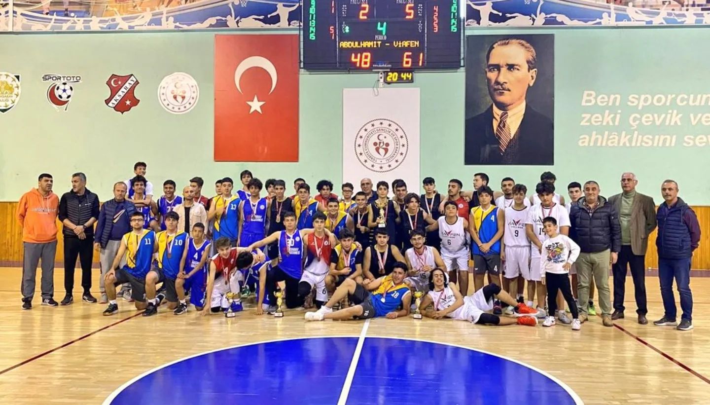 10 Kasım Atatürk’ü Anma Etkinliklerinde Liseler Arası Basketbol Turnuvası Heyecanı