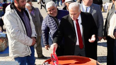 Aksaray Valisi Mehmet Ali Kumbuzoğlu, Selime Beldesi’nde pazar esnafıyla bir