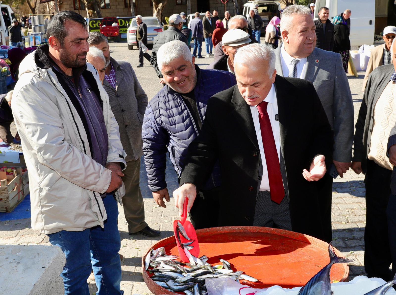 Vali ile pazarcı arasında gülümseten diyalog; Balık ya hamsidir yada hamsiye benzeyendir!