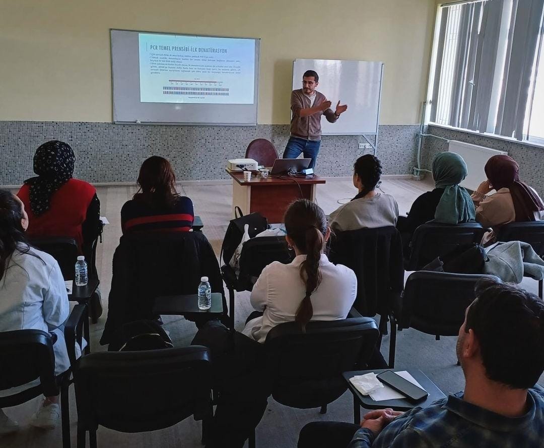 Aksaray Üniversitesi’nde öğrencilere moleküler genetik ve biyoinformatik eğitimi verildi