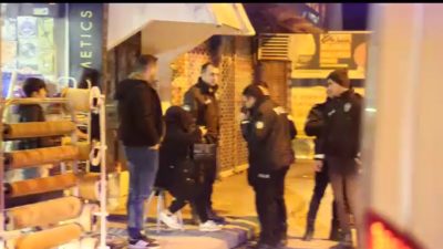 Aksaray’da bir kadını sokak ortasında bıçaklayan şüpheli, polis ekiplerinin çalışmasıyla
